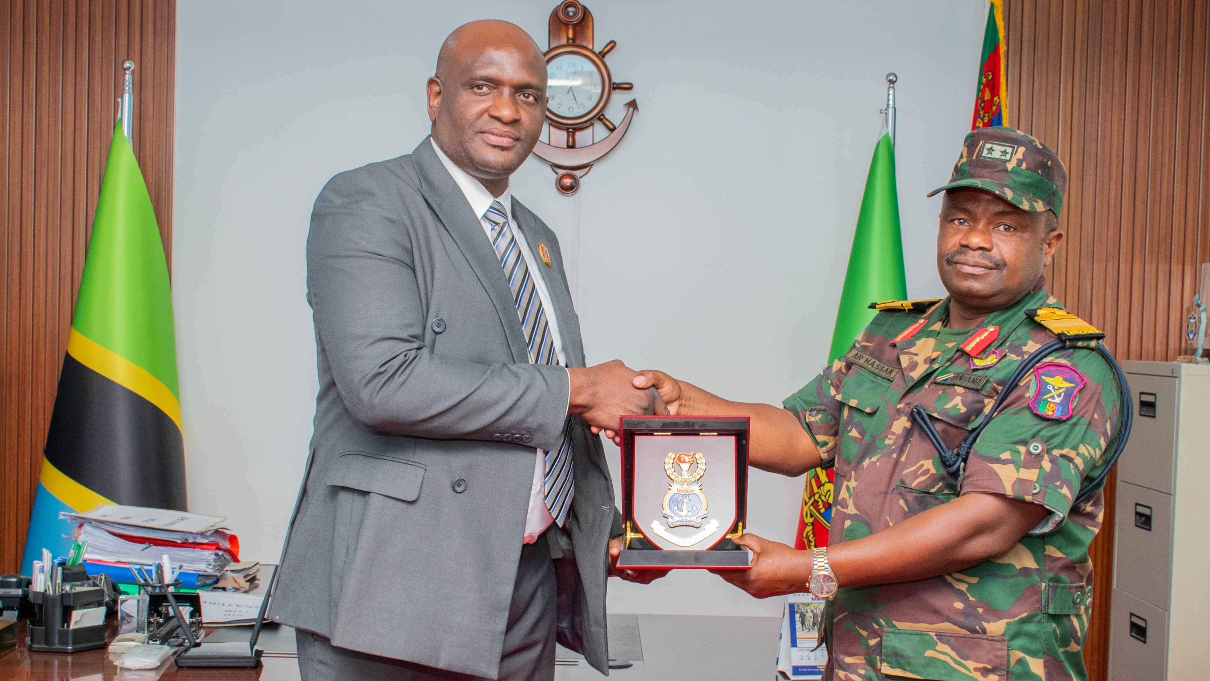 Afisa Mtendaji Mkuu wa TAFICO, Dkt. Suleiman Kiula, ndc (T), akipokea Nishani ya Kumbukumbu kutoka kwa Mkuu wa Kamandi ya Jeshi la Wanamaji, Rear Admiral Ameir Ramadhani Hassan, alipofanya ziara ya kikazi katika Makao Makuu ya Kamandi ya Jeshi la Wanamaji, Kigamboni, Dar es Salaam, Septemba 23, 2026.