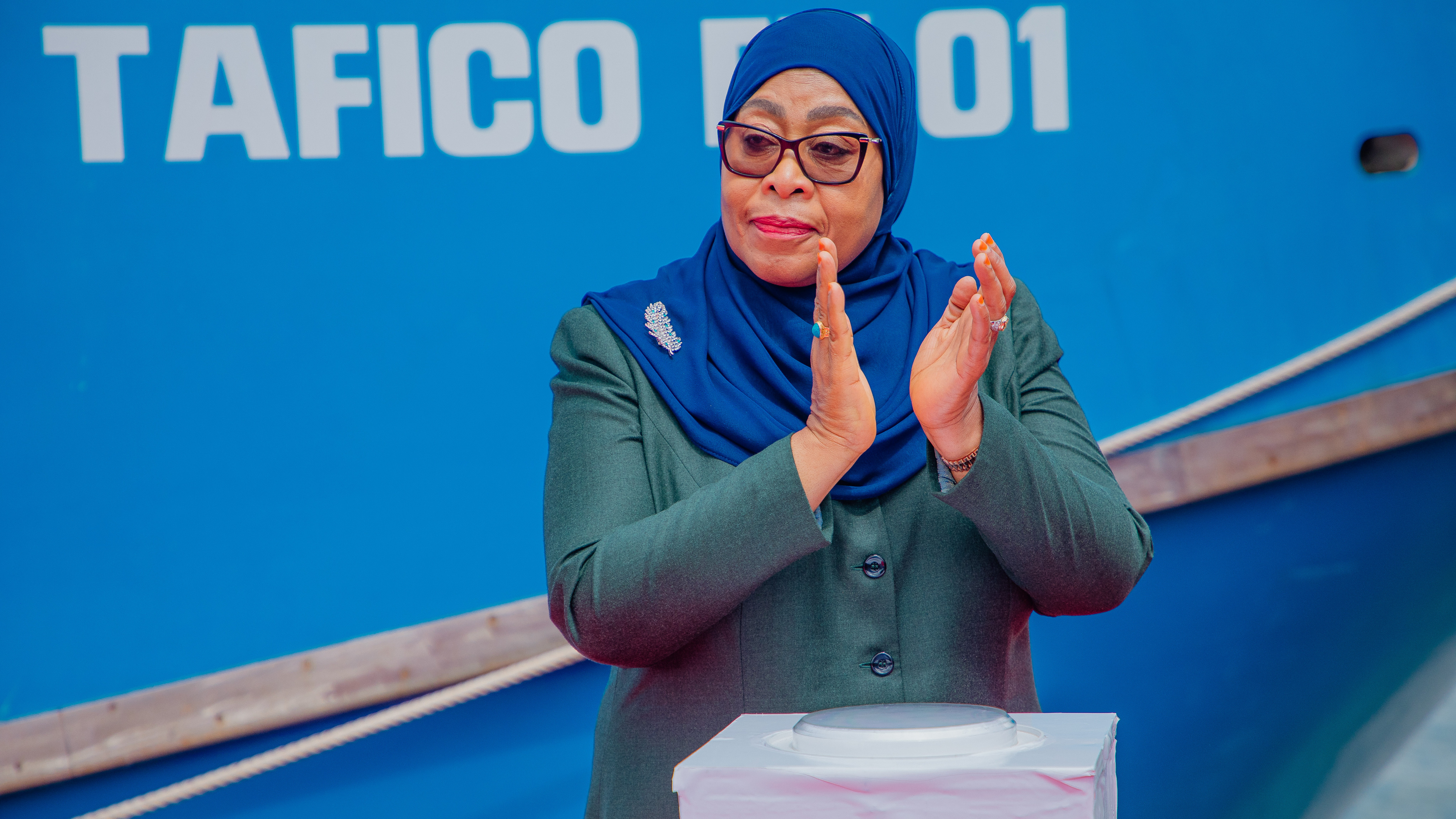 Rais wa Jamhuri ya Muungano wa Tanzania Mhe. Dkt. Samia Suluhu Hassan akizindua meli ya kwanza ya Uvuvi wa bahari kuu ambayo itaiwezesha nchi kuvua samaki waliopo kwenye ukanda wa maalum wa uchumi wa bahari (EEZ) ambao awali haukuweza kufikiwa kutokana na kukosekana kwa meli ya aina hiyo.