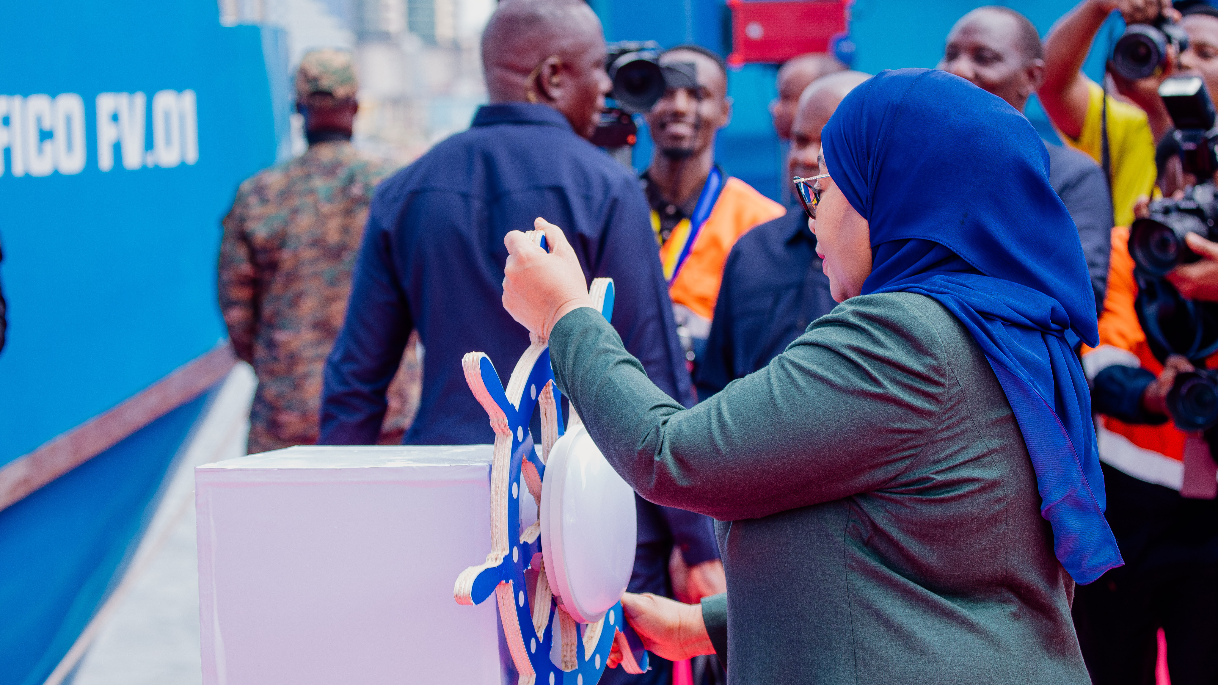 Rais wa Jamhuri ya Muungano wa Tanzania Mhe. Dkt. Samia Suluhu Hassan akizindua meli ya kwanza ya Uvuvi wa bahari kuu ambayo itaiwezesha nchi kuvua samaki waliopo kwenye ukanda wa maalum wa uchumi wa bahari (EEZ) ambao awali haukuweza kufikiwa kutokana na kukosekana kwa meli ya aina hiyo.