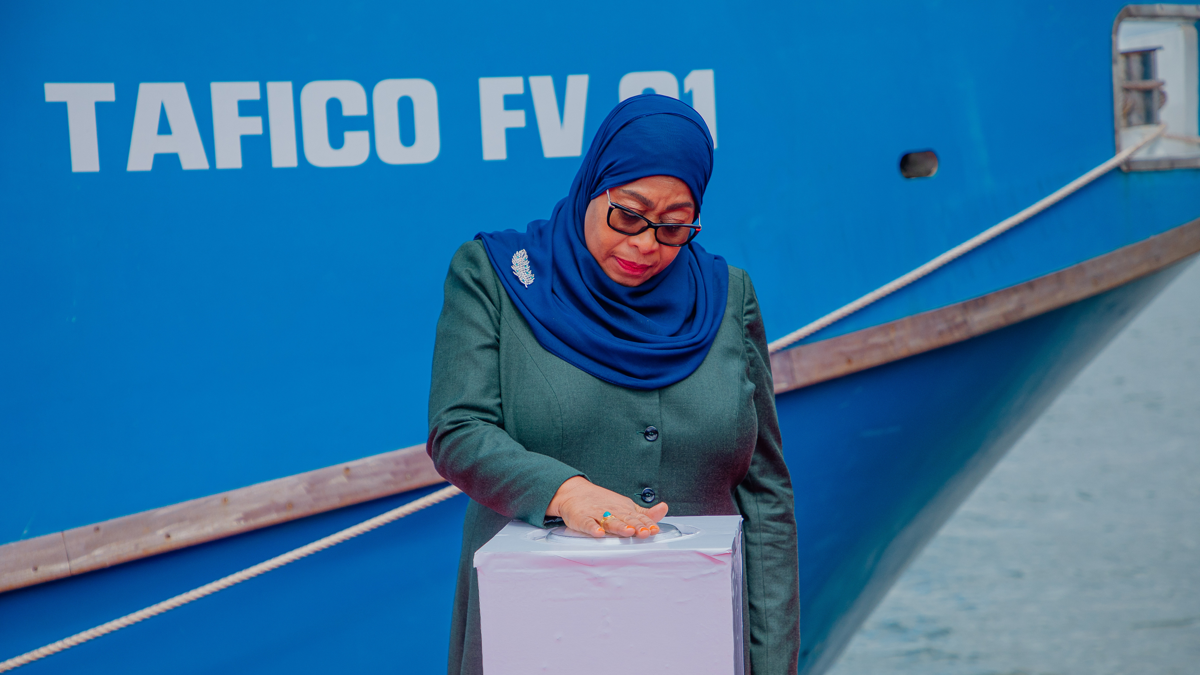 Rais wa Jamhuri ya Muungano wa Tanzania Mhe. Dkt. Samia Suluhu Hassan akizindua meli ya kwanza ya Uvuvi wa bahari kuu ambayo itaiwezesha nchi kuvua samaki waliopo kwenye ukanda wa maalum wa uchumi wa bahari (EEZ) ambao awali haukuweza kufikiwa kutokana na kukosekana kwa meli ya aina hiyo.