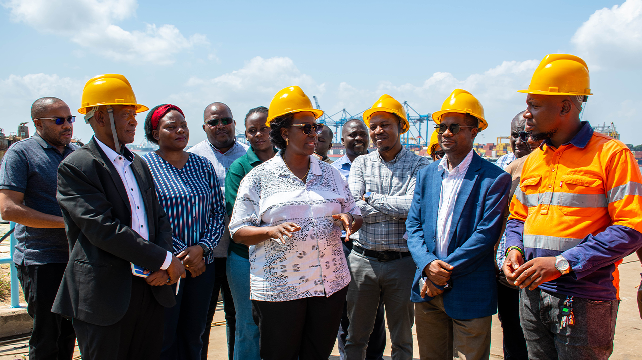 Katibu Mkuu wa Wizara ya Mifugo na Uvuvi Bi. Agnes Meena (katikati) akitoa maelekezo wakati akipokea mradi wa  ukarabati wa gati la kuegeshea meli (floating jetty) wa TAFICO, uliopo Makao Makuu ya Shirika Ras Mkwavi, Kigamboni jijini Dar es Salaam Februari 15, 2026. Kushoto kwake waliopo mstari wa mbele ni Naibu Katibu Mkuu wa Wizara ya Mifugo na Uvuvi (Uvuvi) Prof. Mohammed Sheikh, na kulia kwake waliopo mstari wa mbele ni Afisa Mtendaji Mkuu wa TAFICO CPA Shaibu Matessa.