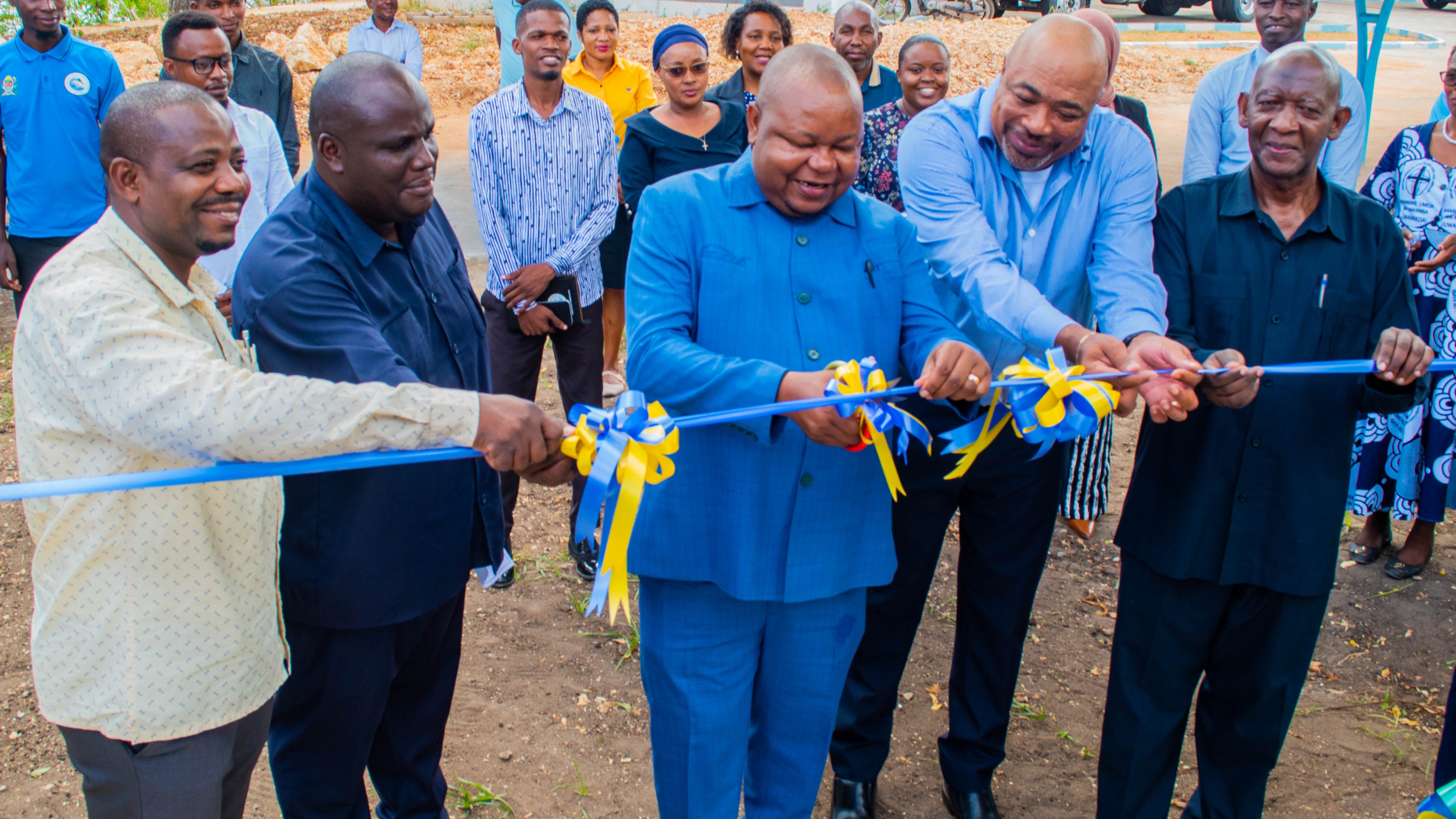 Katibu Mkuu Wizara ya Mifugo na Uvuvi Prof. Riziki Shemdoe akizindua mtambo wa kuzalisha barafu za tofali (block ice) wa Shirika la Uvuvi Tanzania (TAFICO),  tarehe 07 Machi 2025, Makao Makuu ya TAFICO, Ras Mkwavi, Kigamboni Dar es Salaam.