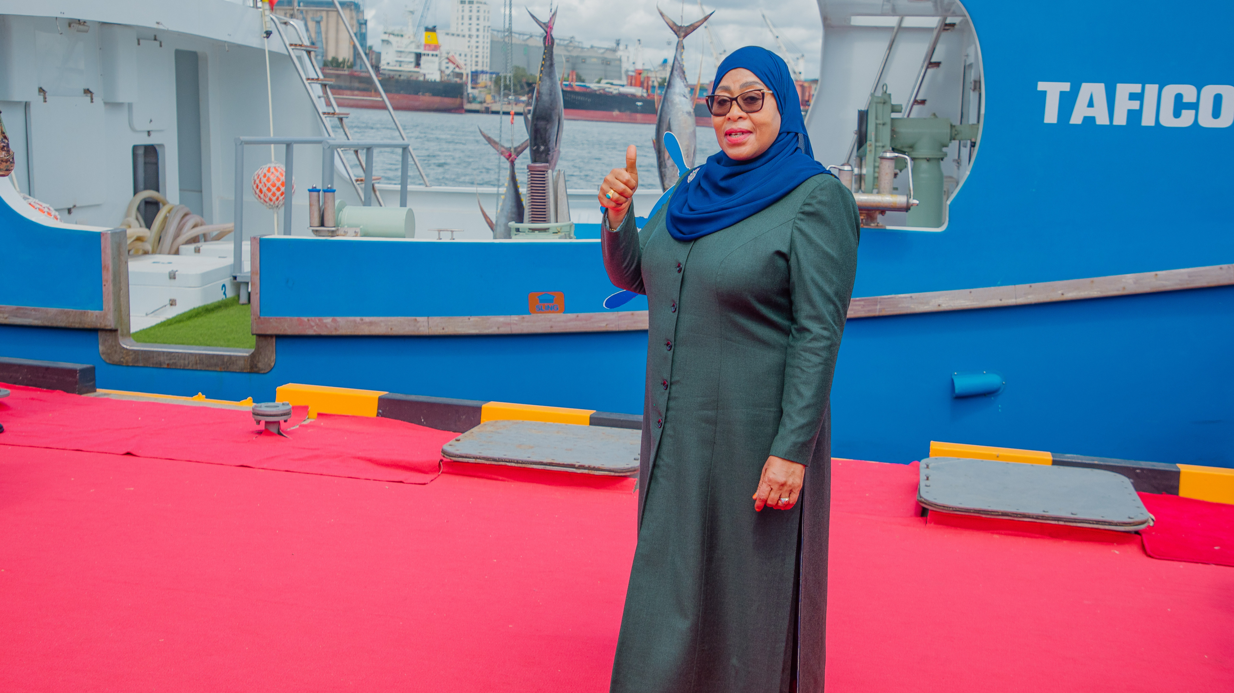 Rais wa Jamhuri ya Muungano wa Tanzania Mhe. Dkt. Samia Suluhu Hassan wakati wa hafla ya uzinduzi wa meli ya kwanza ya Uvuvi wa bahari kuu ambayo itaiwezesha nchi kuvua samaki waliopo kwenye ukanda wa maalum wa uchumi wa bahari (EEZ) ambao awali haukuweza kufikiwa kutokana na kukosekana kwa meli ya aina hiyo.