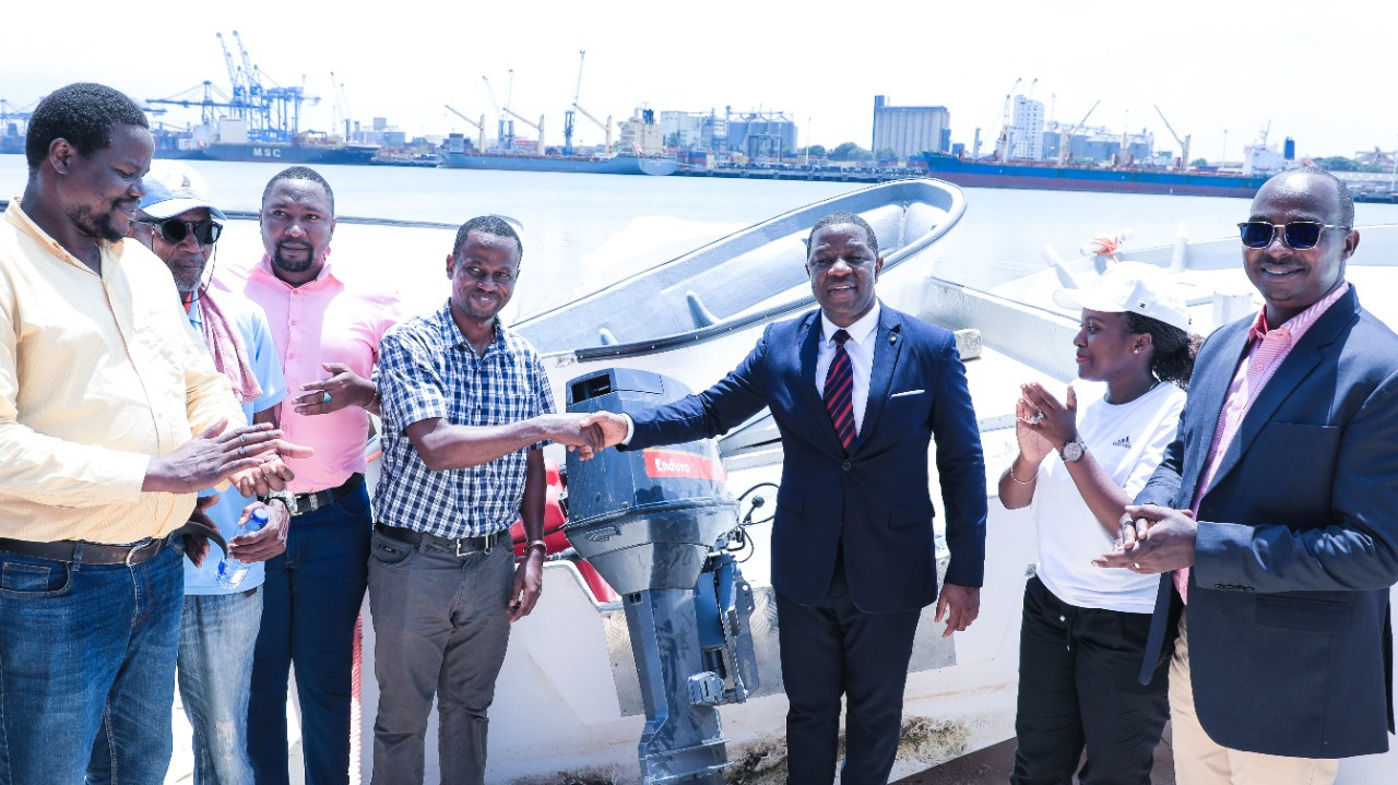 WAZIRI ULEGA AKABIDHI BOTI KWA WAVUVI DAR NA PWANI